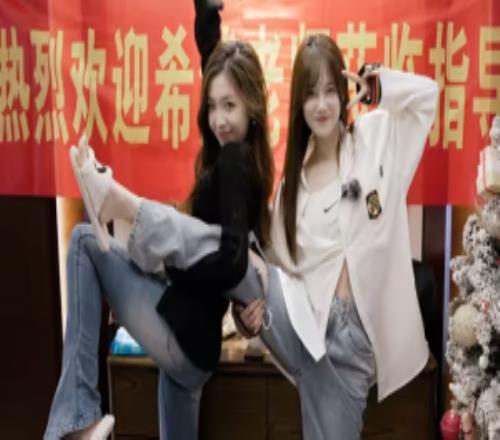 力挺小鈺昨日小鈺更新出門聚餐照片希然今日接力：沒事有朋友美食和小貓捏