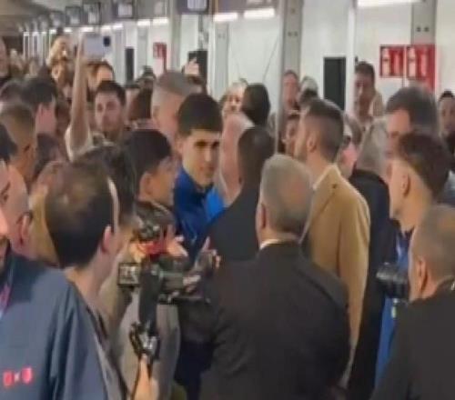 巴萨球员抵达投票现场,并与拉波尔塔一起庆祝比赛胜利