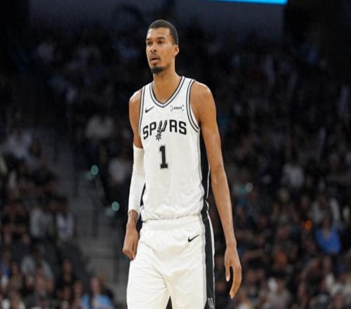 文班你太狠了，連續(xù)3年統(tǒng)治籃下，達(dá)成80年獨一無二紀(jì)錄，要沖冠