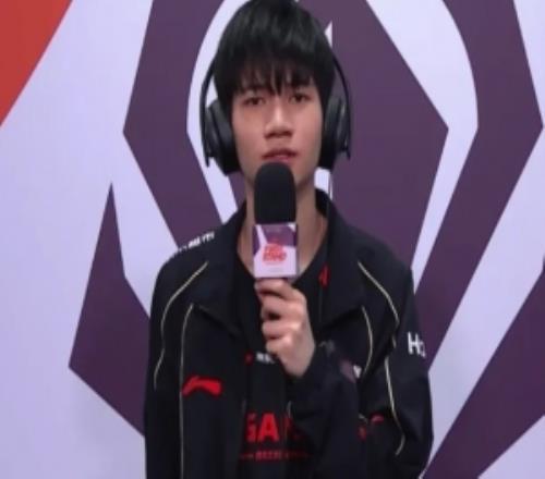 HongQ談交手外賽區(qū)中單：準備是不怕他，看能不能跟他拼操作