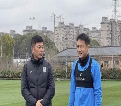 馮勁有回避條款，右路輪到毛偉杰了大連主場(chǎng)不拿分只能鐵人出氣