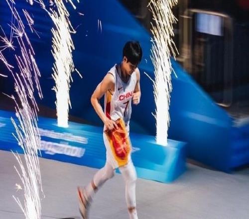 媒體人：楊力維這番言論無(wú)疑是有風(fēng)險(xiǎn)的因?yàn)榭赡軙?huì)動(dòng)一些人的蛋糕