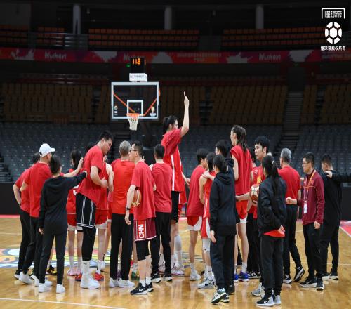 中國女籃世預(yù)賽最后一練，王治郅到場(chǎng)觀看&全隊(duì)精神飽滿