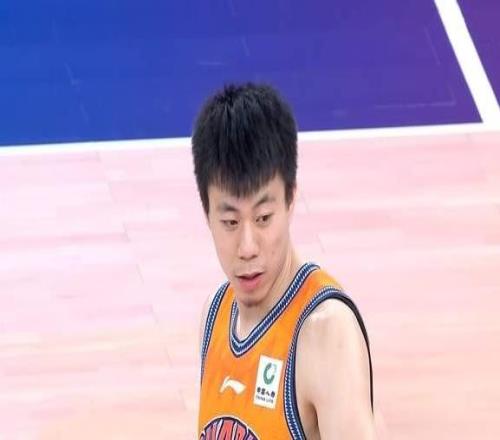 上海男籃逆轉(zhuǎn)7連勝，王哲林只打12分鐘，洛夫頓18+710人得分入賬