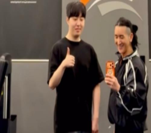 頭發(fā)將傳來“噩耗”健身教練分享Kanavi合影及運動動態(tài)