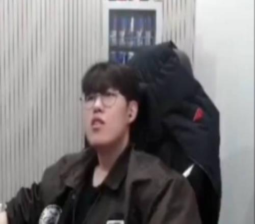 Oner：我覺得產(chǎn)生感情那一刻就算初戀了我的初戀在高中不是單戀