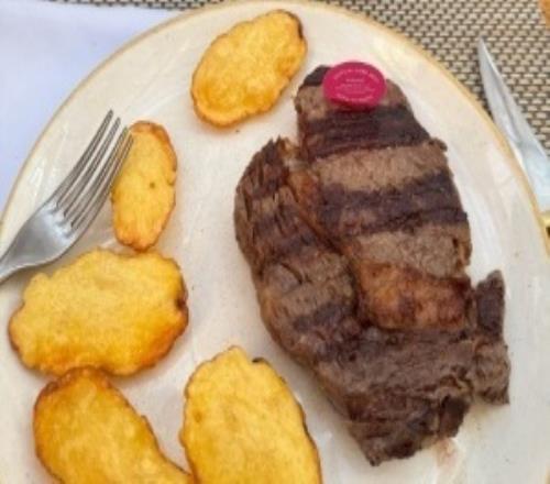 吃點好的！Knight賽后更博曬巴西當(dāng)?shù)孛朗痴眨撼燥埑燥? loading=