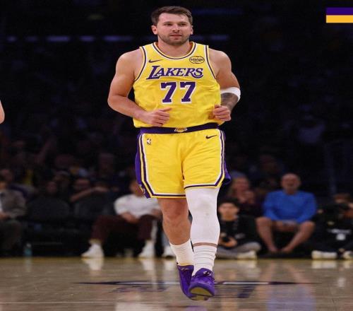 東契奇27中14砍全場最高36分6板4助2斷，首節(jié)和第三節(jié)均打滿