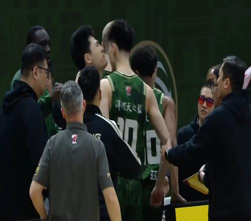 CBA瘋狂一夜！同曦爆內(nèi)訌廣州出臥底，深圳殺回前6北京成最大贏家