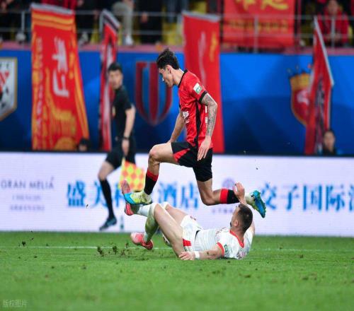 意外！拜合拉木首發(fā)代表成都蓉城踢中超，因表現(xiàn)平平遭到球迷質(zhì)疑