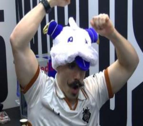 有錢！G2經(jīng)理：GEN全部戰(zhàn)隊自費升級商務(wù)艙而我們都是經(jīng)濟艙升級版