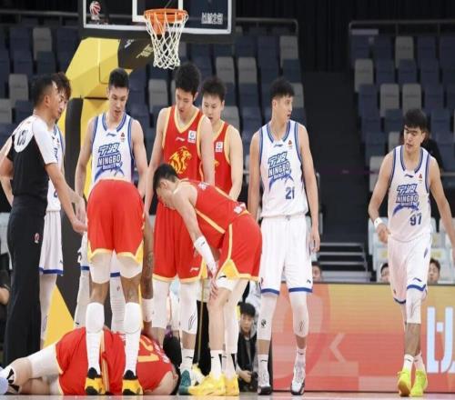 媒體人：胡金秋肩膀被拉傷導(dǎo)致胳膊無法抬起，萬幸未傷到骨頭