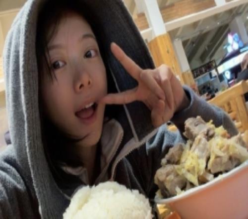 駱歆分享生活照片：看看這幾天在雪場(chǎng)吃的超級(jí)飽飯