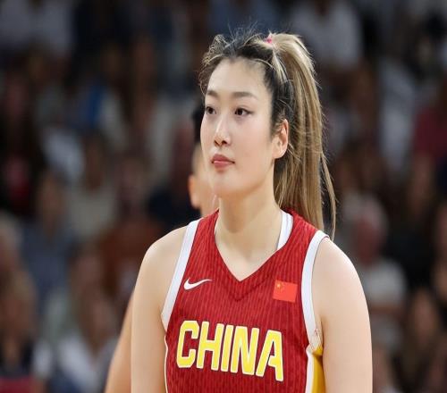 中國女籃出線不到一天，宮魯鳴主動求變！蘇群暗示李夢應(yīng)該回歸