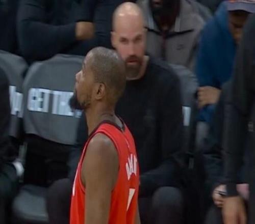 末節(jié)遭夾擊進攻啞火僅2分，杜蘭特16中8得到18分5板另有7失誤