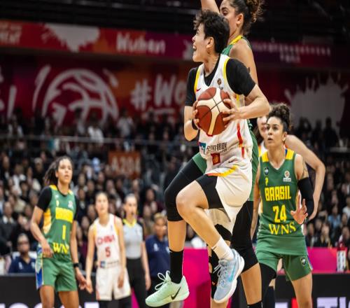 進(jìn)最佳陣容！中國女籃24歲王牌進(jìn)化：2大數(shù)據(jù)全隊第1，又帥又能打