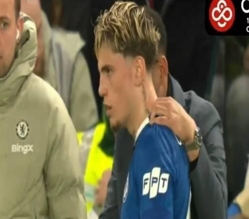 羅塞尼爾寫戰(zhàn)術紙條交給球員，加納喬閱讀紙條后似乎有些不解