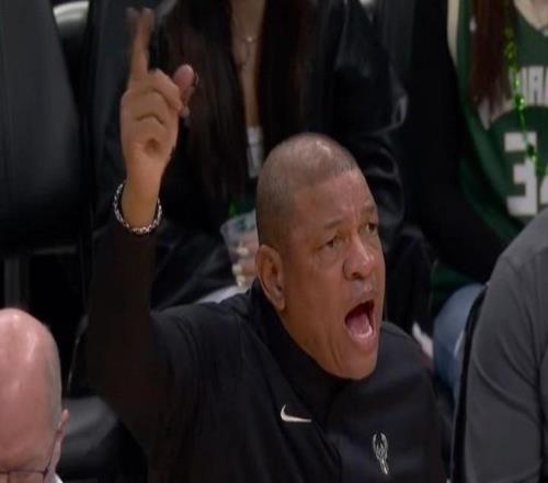 我求求你了，里弗斯沒暫停卻叫挑戰(zhàn)，被吹技犯罰球完成“自殺”