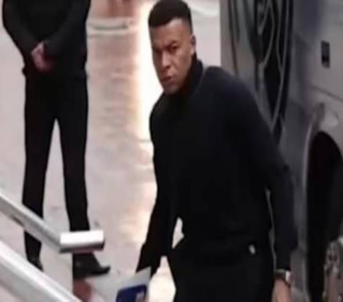 RMC介紹姆巴佩拿的手袋：價(jià)值3000歐，有狙擊子彈命中的圖案