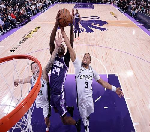 輕輕松松拿下高分！馬刺替補(bǔ)側(cè)翼大將的重要性被嚴(yán)重低估了