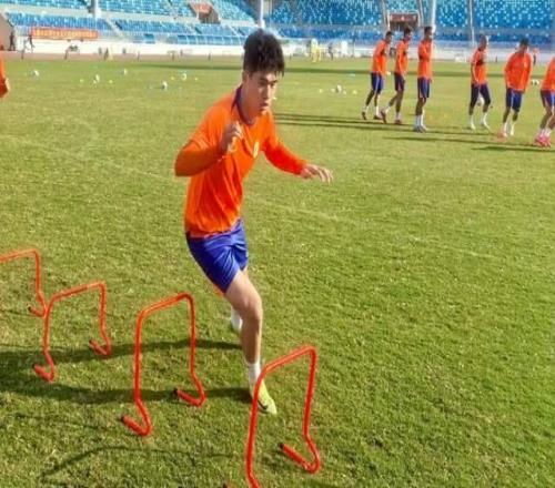 彭嘯進(jìn)不了國(guó)足先把黃政宇擠下首發(fā)泰山遇克星戰(zhàn)玉昆未嘗勝績(jī)