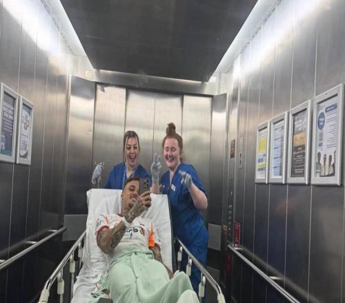 諾阿朗曬照完成手指手術，配文：倒霉的事