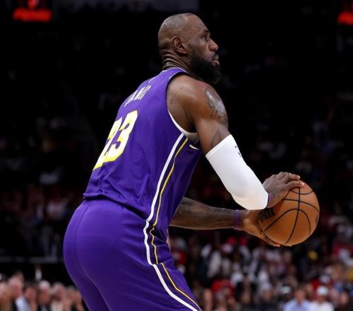 41歲詹皇飛天遁地再刷最年長(zhǎng)紀(jì)錄手肘手腕疑似受傷