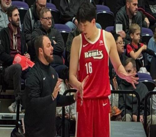 8分6失誤5犯規(guī)：楊瀚森一人工資可以買兩個(gè)隊(duì)，卻打出最差一戰(zhàn)