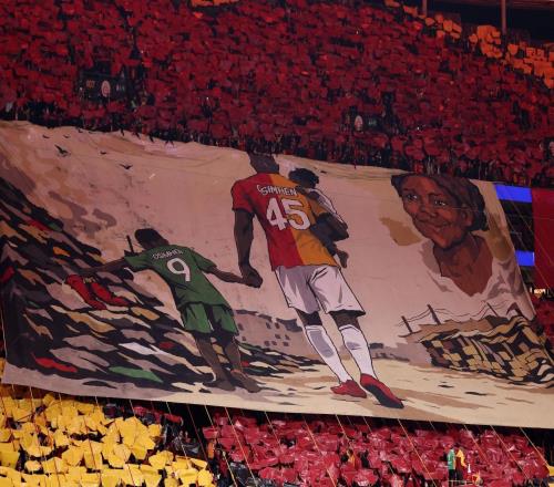 開始炸街，大量加拉塔薩雷球迷在利物浦街頭燃放焰火