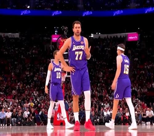 沒(méi)事你惹他干嘛！東契奇被火箭球迷挑釁，狂砍40+直接讓對(duì)方閉嘴