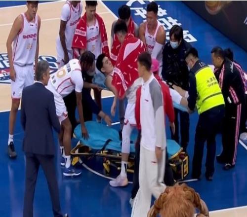 重傷！深圳18歲新星馮熙瑞首次首發(fā)對(duì)抗受傷已緊急送醫(yī)院檢查