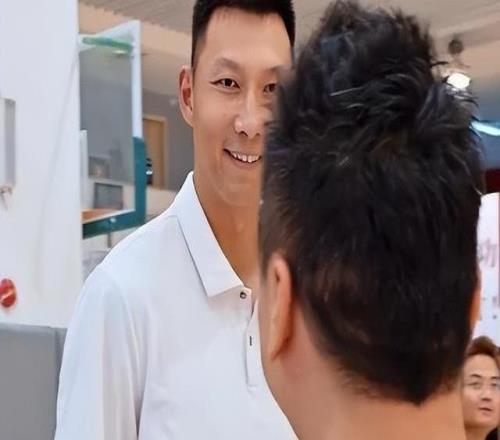 狀態(tài)真好！易建聯(lián)出席薪火訓(xùn)練營活動被調(diào)侃“曬黑了都要出斑”