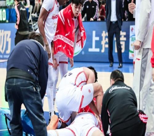 腳踝90度彎折！深圳年輕中鋒重傷，這只是他的生涯第二戰(zhàn)