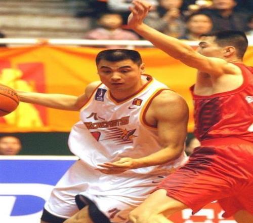 手握7個CBA冠軍，退役后不當教練，如今身居要職，兒子成他的遺憾