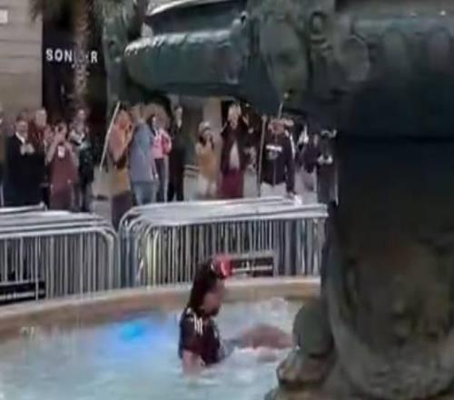 大戰(zhàn)在即，紐卡球迷在巴塞羅那街頭開大腳、噴泉池里“泡澡”