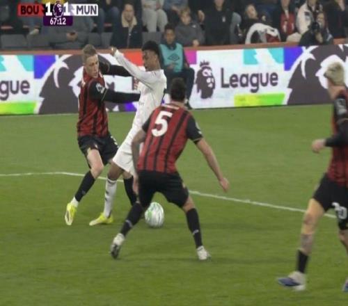 記者：曼聯(lián)今天將對裁判未判給迪亞洛點球一事提出正式申訴