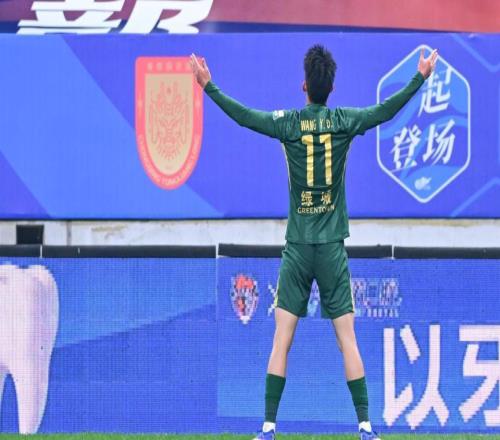 爭(zhēng)議！19歲國(guó)足紅星拒采訪球迷辯解：他受傷+被青島球迷罵了整場(chǎng)