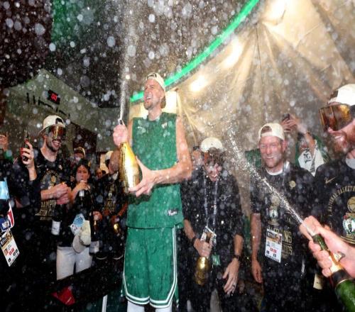 不打了！冠軍中鋒又躺了，1換2啊，徹底失敗，玻璃體質(zhì)坑慘球隊(duì)