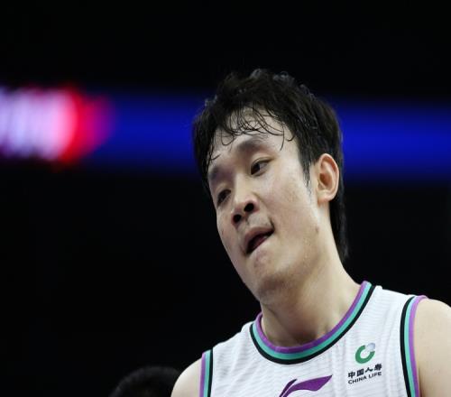 小丁宣布退役媒體評(píng)論時(shí)間在25歲時(shí)轉(zhuǎn)瞬即逝至33歲8年時(shí)光似乎被偷走_(dá)CBA直播