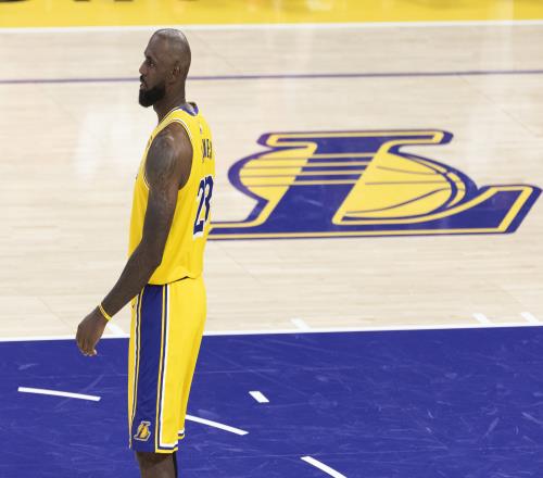 歷史鐵人老詹依然強勢碰撞邊緣人帕里什的慘淡收尾_NBA直播