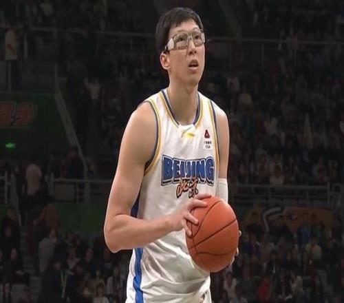 周琦決戰(zhàn)時(shí)刻遭遼寧“砍鯊”戰(zhàn)術(shù)：關(guān)鍵4罰不中全場(chǎng)14罰5中惹爭(zhēng)議