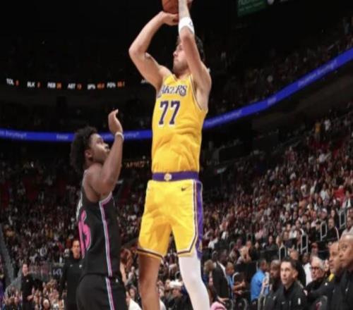 A史密斯：東契奇過去八場的表現(xiàn)，魔術(shù)師、科比、奧尼爾都沒能做到