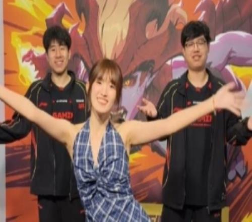 夏安發(fā)布與JDG選手賽后整活：進半決賽咯！俺們就這樣跳起來！