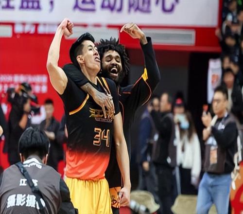 第三賽段第三敗，廣東男籃一問題凸顯，杜鋒無奈表態(tài)