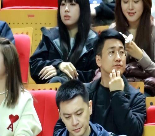 楊鳴又看母隊(duì)比賽！繼續(xù)督戰(zhàn)遼京二番戰(zhàn)，趙繼偉率遼籃沖擊7連勝