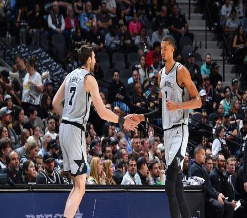 時隔7年鎖定季后賽！馬刺險勝太陽4連勝文班34+12準絕殺