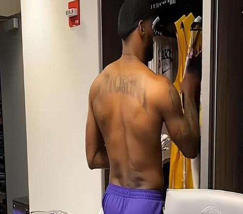 勒布朗打服最強(qiáng)詹黑！41歲沒睡好都創(chuàng)8紀(jì)錄一身腱子肉證頂級(jí)自律