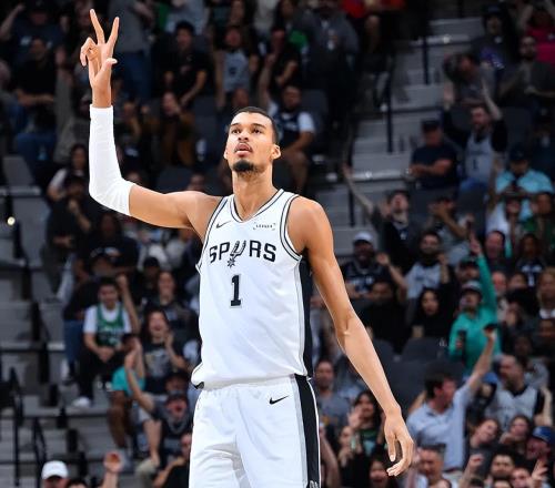 湖人15分大逆轉(zhuǎn)，快船4連敗！西部最新排名出爐，馬刺鎖定季后賽