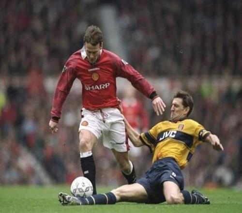 足壇著名酒鬼，喝酒喝到尿床，戒酒后卻成為維埃里口中的雄獅