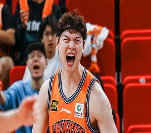 9連勝升聯(lián)賽第一！上海40分狂勝送四川開局28連敗張鎮(zhèn)麟15分